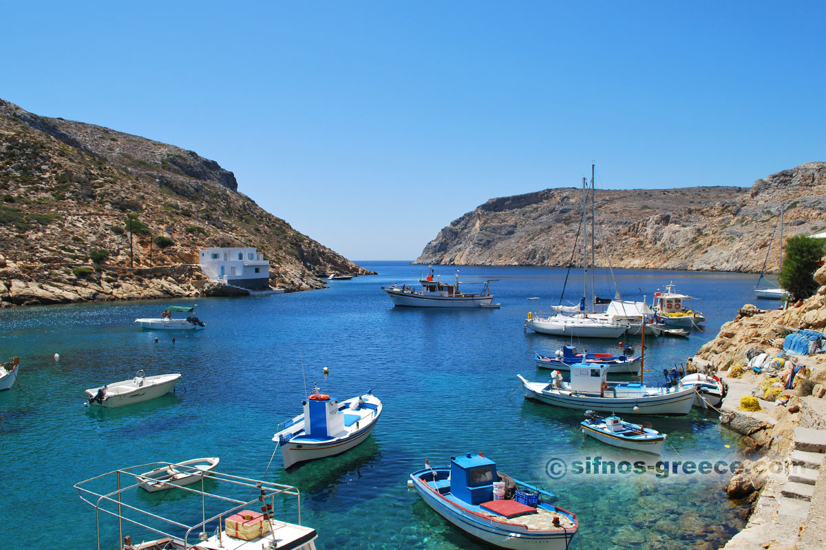 Traditionella båtar och segelbåt i Mexikanska Cheronissos