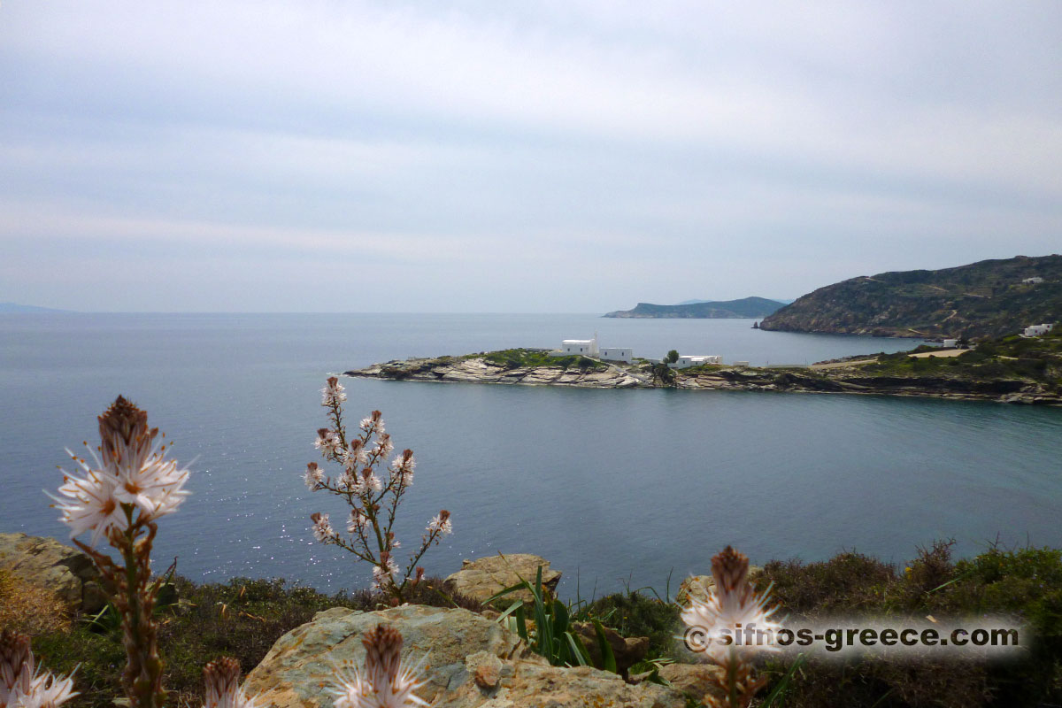 Kyrkan Chrysopigí med moln