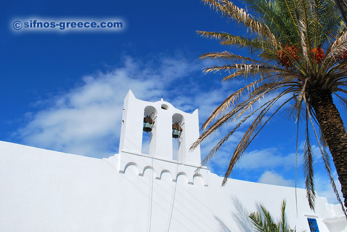 Kyrkan på det centrala torget i Exabela