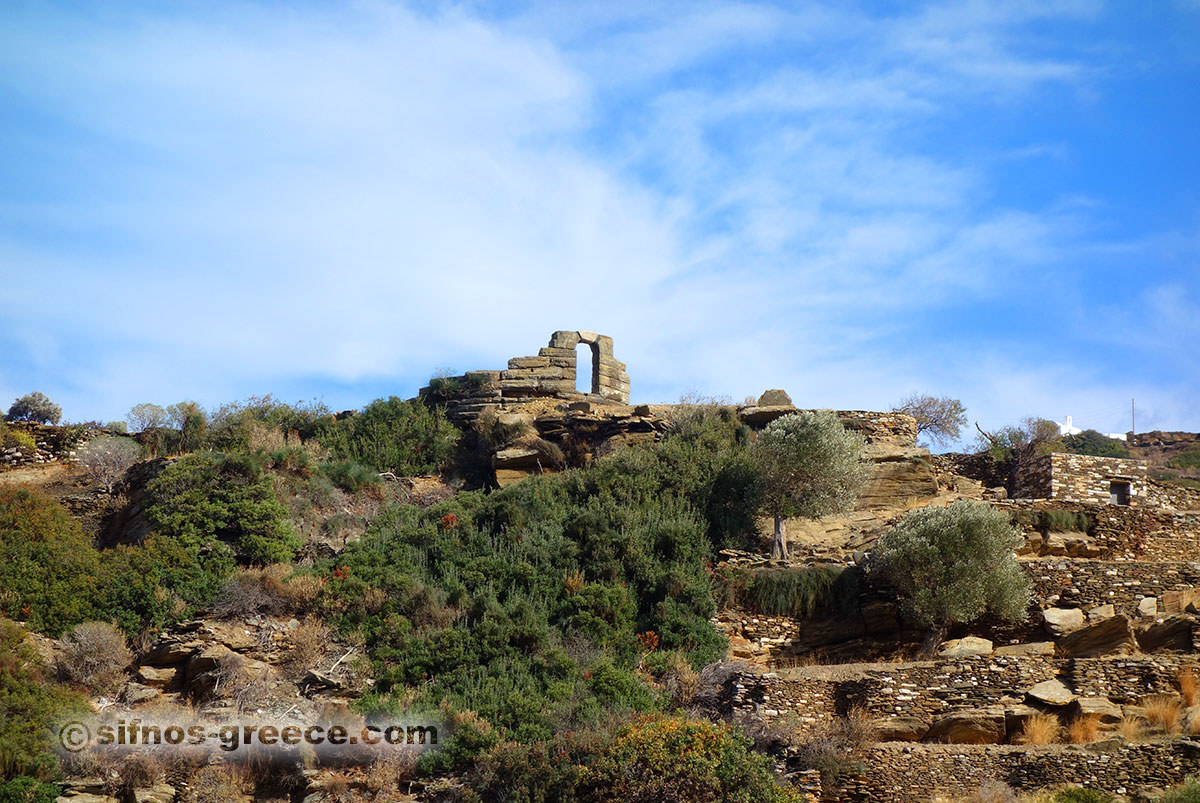Den gamla byggnaden Kabanario (vid på vägen Kamares-Apollonia)