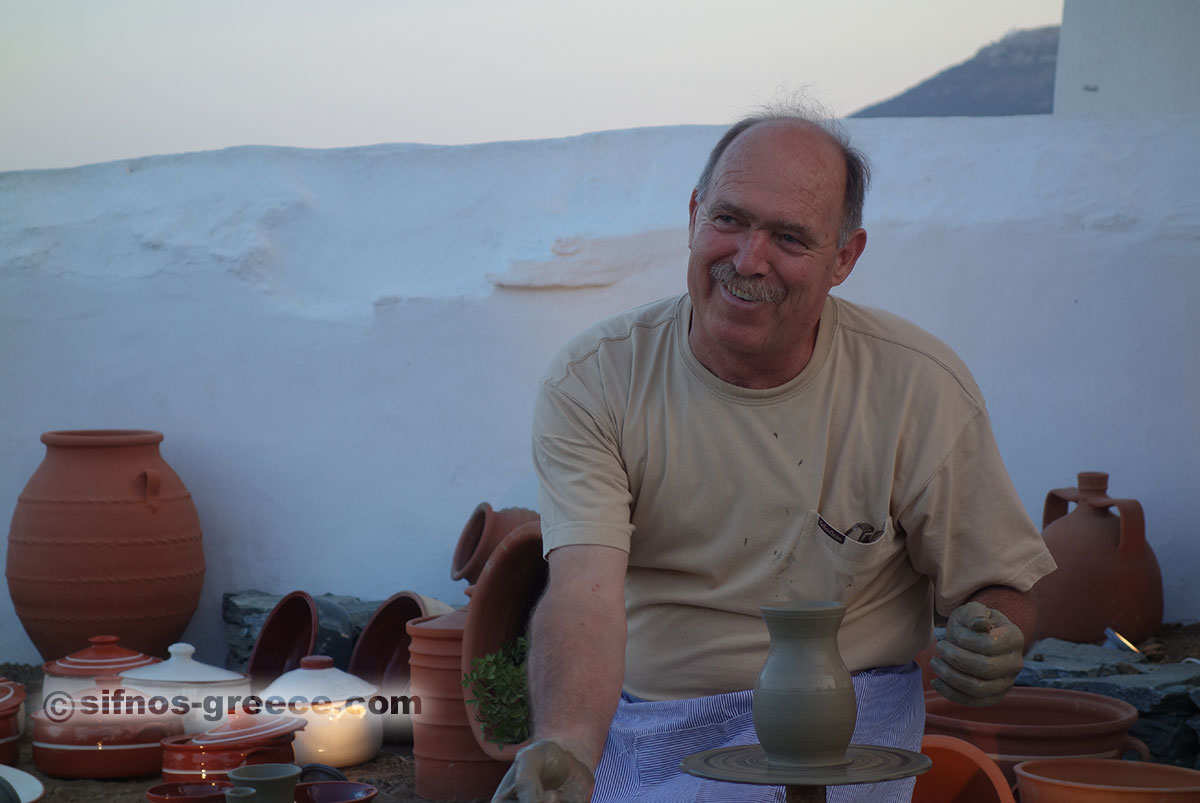 Framläggande av keramik konst på kykladiska Gastronomi Festival